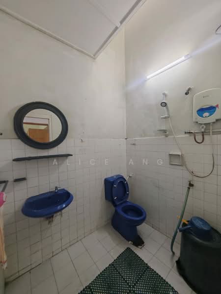 Taman Kempas Tamans Kempass untuk Untuk Disewa - RM 1,400 /bulan, Mac 2026 - Bathroom - PropertyGuru.com.my