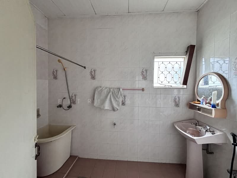 Bungalow for Sale in Pusat Bandaraya (Kuala Lumpur) - Fitri Zainal - Bathroom - PropertyGuru.com.my