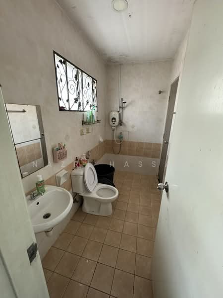 2-storey Terraced House for Sale in Shah Alam (Selangor) - Nazri Hassan - Bathroom - PropertyGuru.com.my