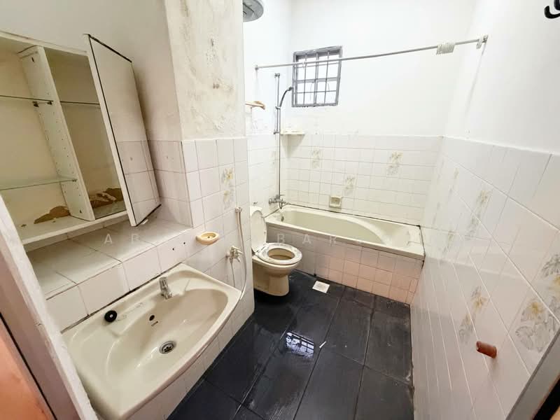 Prime Location 2 Storey Terrace @ Taman Bukit Setiawangsa, KL untuk Untuk Dijual - RM 960,000, Feb 2026 - Bathroom - PropertyGuru.com.my