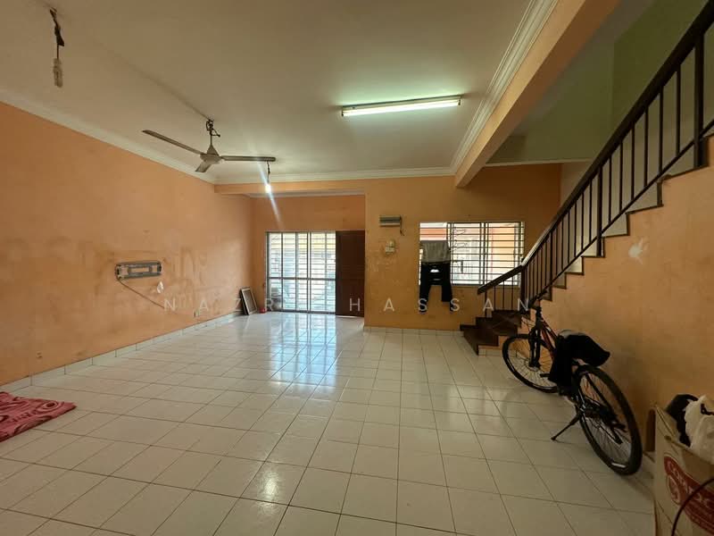 2-storey Terraced House for Sale in Desa Coalfields (Sungai Buloh) - Nazri Hassan - Living Room - PropertyGuru.com.my