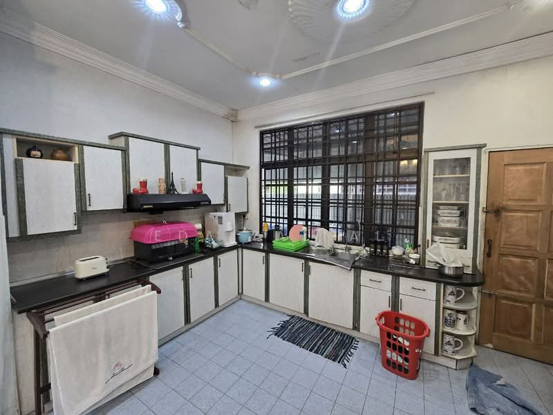 Semi-Detached House for Sale in Taman Emas (Klang) - Eda Zainal - Kitchen - PropertyGuru.com.my
