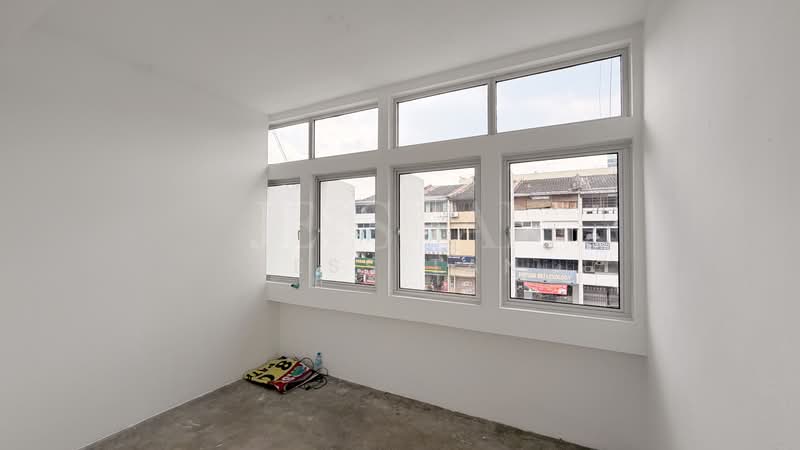 Shop / Office for Rent in Taman United (Jalan Klang Lama (Old Klang Road)) - Jess Tan - Room 1 (with door) - PropertyGuru.com.my