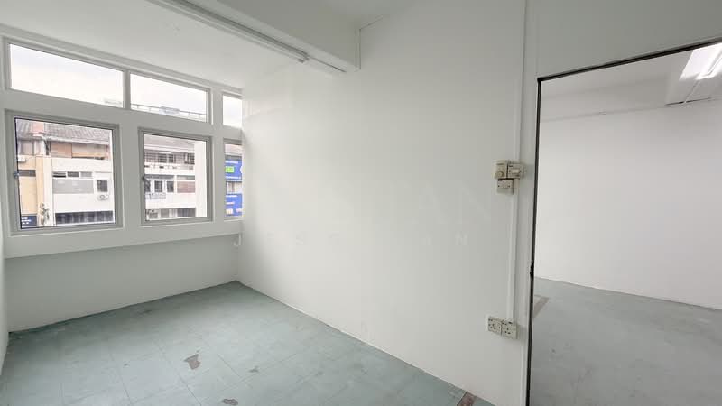 Shop / Office for Rent in Taman United (Jalan Klang Lama (Old Klang Road)) - Jess Tan - Room 1 (with door) - PropertyGuru.com.my