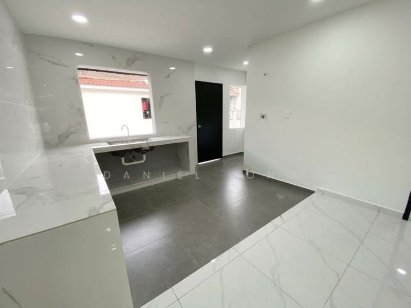 1-storey Terraced House for Sale in Taman Johor Jaya (Johor Bahru) - Daniel Yong - Kitchen - PropertyGuru.com.my