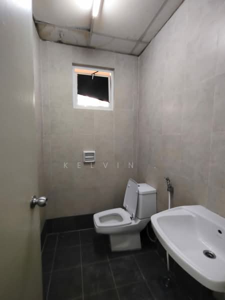 Shop / Office for Rent in Kota Damansara (Selangor) - Kelvin . - Bathroom - PropertyGuru.com.my