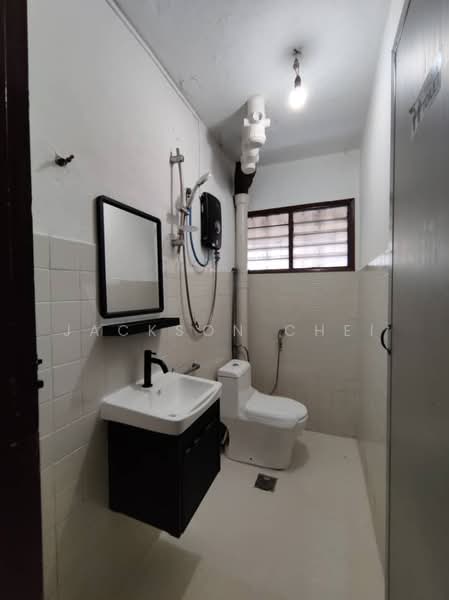 3-storey Terraced House for Rent in Shah Alam (Selangor) - Jackson Chei - 1st floor@ shared bathroom - PropertyGuru.com.my