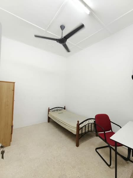 1-storey Terraced House for Sale in Taman Desa Kiambang (Kajang) - Elvin Chooi - Bedroom - PropertyGuru.com.my