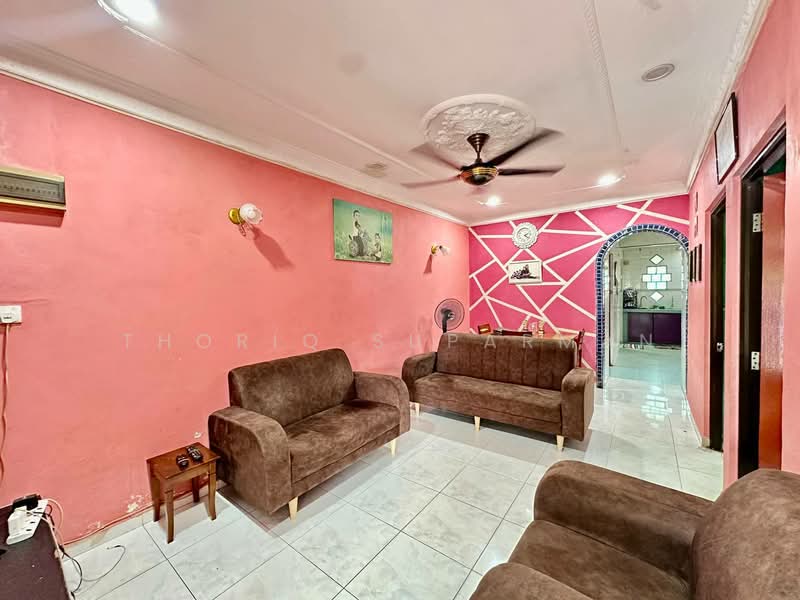 1-storey Terraced House for Sale in Bandar Kinrara Seksyen 5 (Bandar Kinrara) - Thoriq Suparman - Living Room - PropertyGuru.com.my