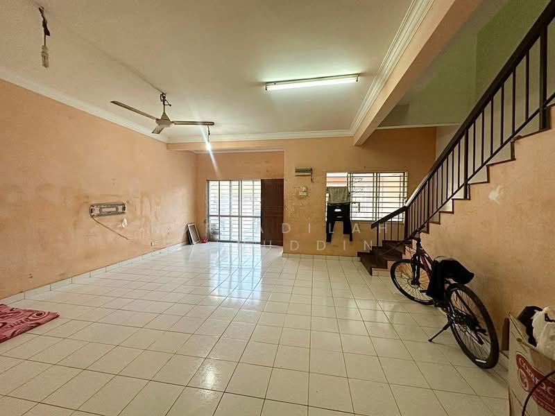 2-storey Terraced House for Sale in Sungai Buloh (Selangor) - NORFADILAH ZAINUDDIN - Living Room - PropertyGuru.com.my