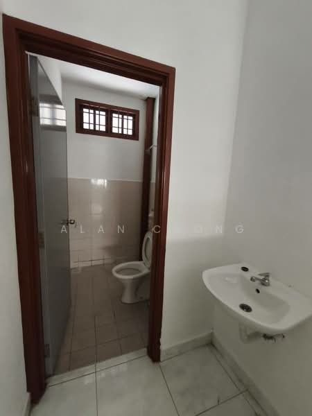 1.5-storey Terraced House for Sale in Taman Pelangi Indah (Ulu Tiram) - Alan Chong - Bathroom - PropertyGuru.com.my