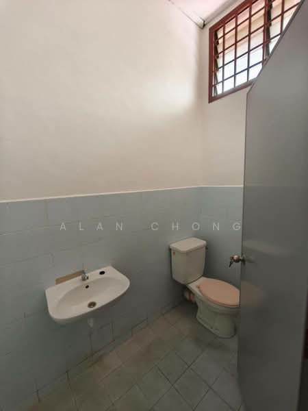 1.5-storey Terraced House for Sale in Taman Pelangi Indah (Ulu Tiram) - Alan Chong - Bathroom - PropertyGuru.com.my