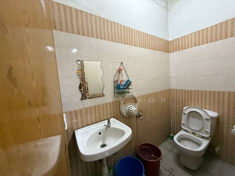 Shop for Rent in Taman Desa Cemerlang (Ulu Tiram) - Orange Koh - Bathroom - PropertyGuru.com.my