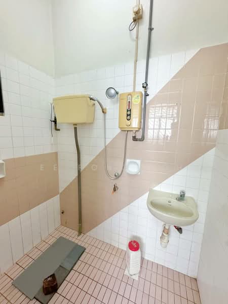 1-storey Terraced House for Sale in Taman Daya (Johor Bahru) - Ee Fong Toh - Bathroom - PropertyGuru.com.my
