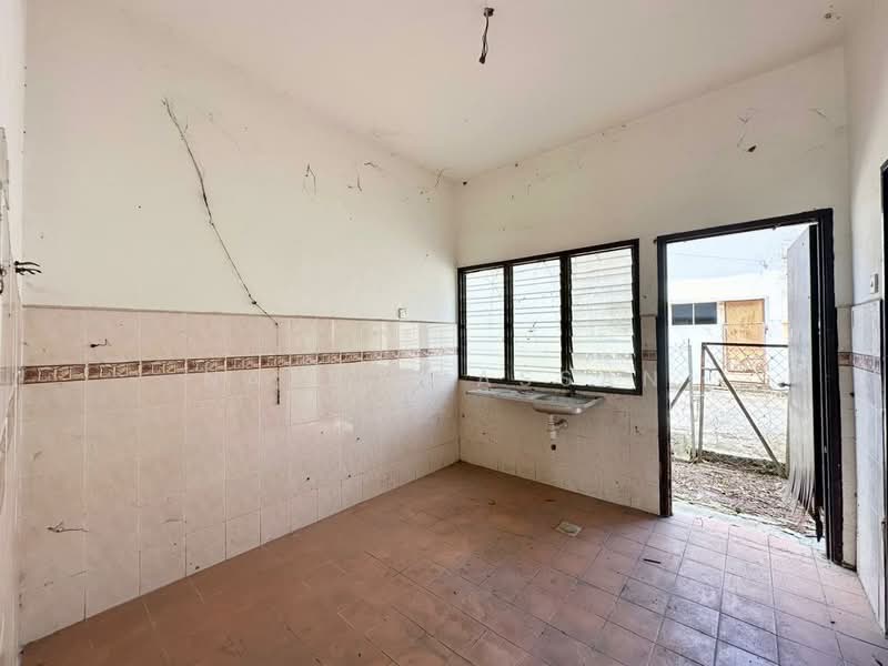 2-storey Terraced House for Sale in Alam Perdana (Puncak Alam) - Nazri Hassan - Kitchen - PropertyGuru.com.my