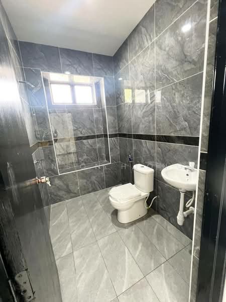 No.64, JALAN BAYU 18, BANDAR SERI ALAM untuk Untuk Dijual - RM 658,000, Mac 2026 - Bathroom - PropertyGuru.com.my