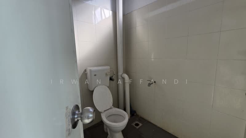 Shop / Office for Rent in Taman Seri Jaromas (Jenjarom) - Irwan Affandi - Bathroom - PropertyGuru.com.my