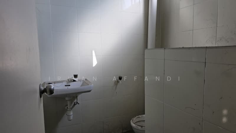 Shop / Office for Rent in Taman Seri Jaromas (Jenjarom) - Irwan Affandi - Bathroom - PropertyGuru.com.my
