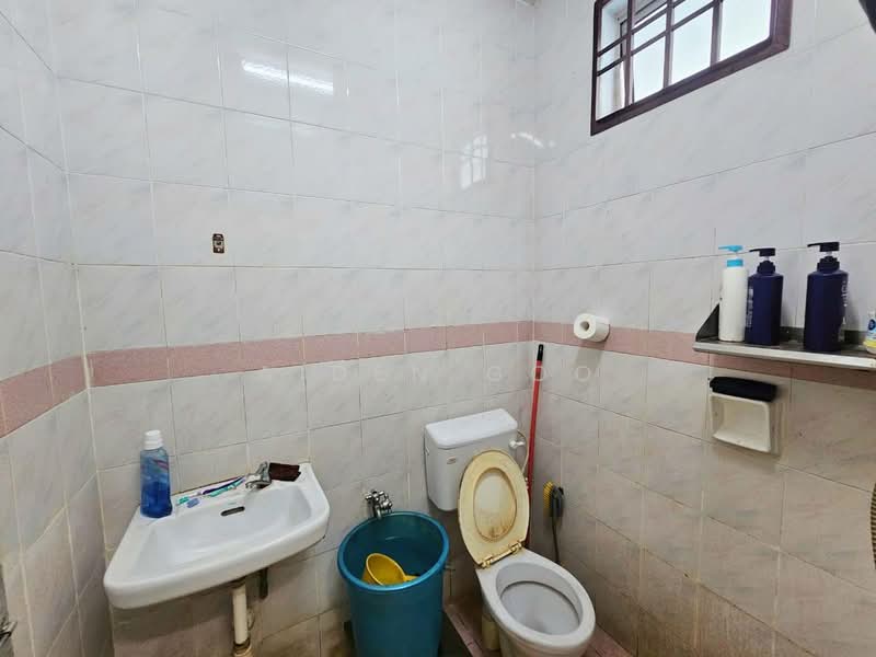 Taman Nusa Bestari 2 untuk Untuk Dijual - RM 738,000, Feb 2026 - Bathroom - PropertyGuru.com.my
