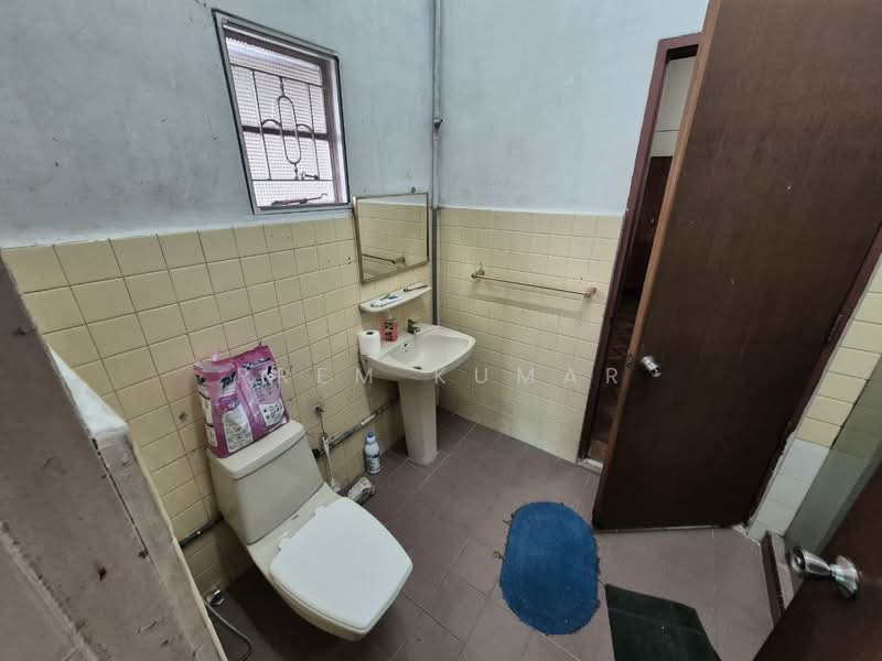 Bungalow for Sale in Bukit Gasing (Petaling Jaya) - Prem Kumar - Bathroom - PropertyGuru.com.my
