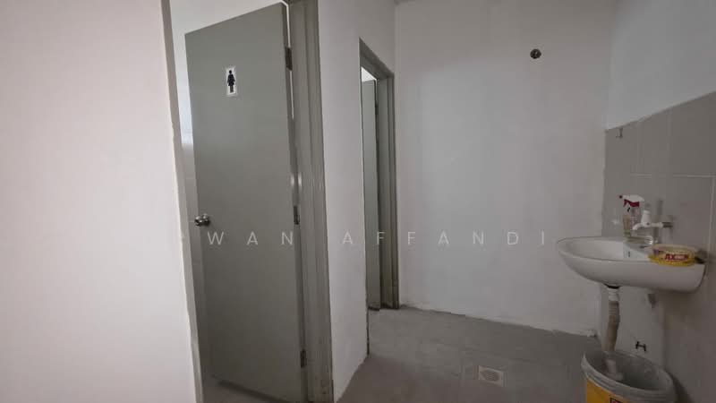Kedai / Pejabat untuk Disewa di Bandar Saujana Putra (Tanjong Duabelas) - Irwan Affandi - Bathroom - PropertyGuru.com.my