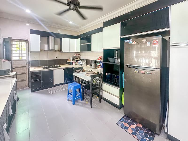 Seksyen 23 untuk Untuk Dijual - RM 1,250,000, Mac 2026 - Kitchen - PropertyGuru.com.my