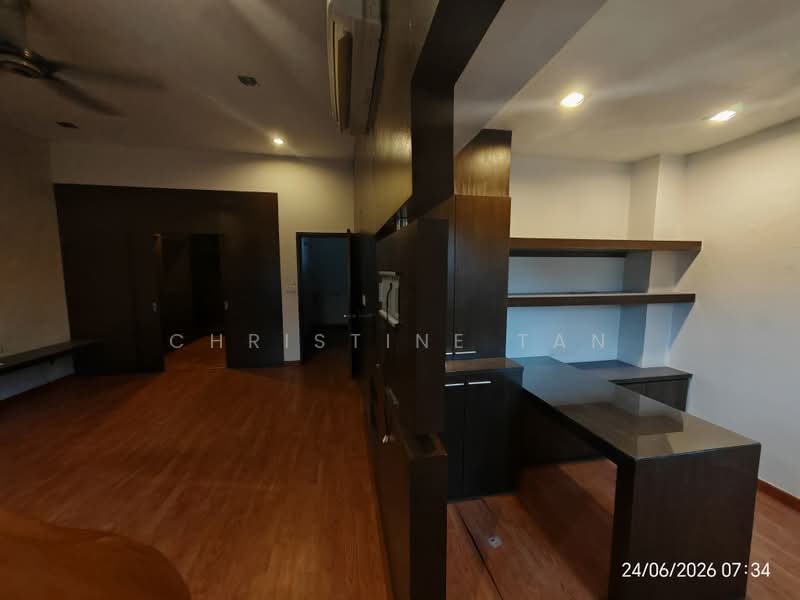2.5-storey Terraced House for Sale in Bandar Utama 6 (Bandar Utama) - Christine Tan - Master room renovated with working space - PropertyGuru.com.my