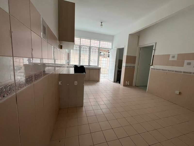 USJ 18 untuk Untuk Dijual - RM 950,000, Mac 2026 - Kitchen and dining area - PropertyGuru.com.my
