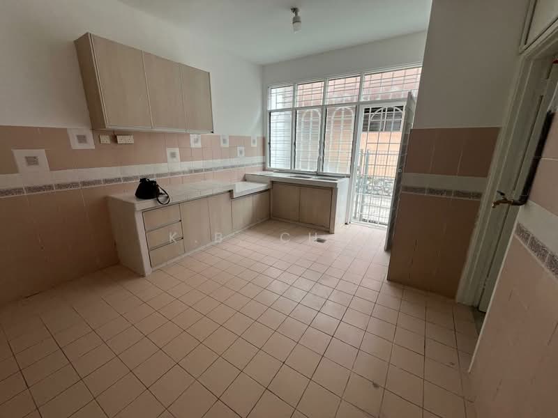 USJ 18 untuk Untuk Dijual - RM 950,000, Mac 2026 - Good ventilated kitchen - PropertyGuru.com.my