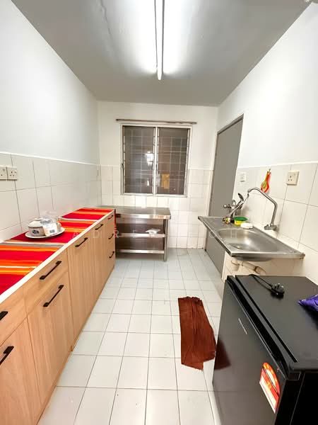 Taman Kristal untuk Untuk Disewa - RM 1,200 /bulan, Feb 2026 - Kitchen - PropertyGuru.com.my