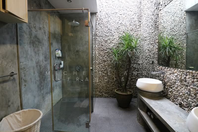 Semi-Detached House for Sale in Damansara Heights (Kuala Lumpur) - Michelle Ann Francis - Bathroom - PropertyGuru.com.my