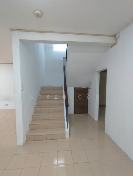 3 Storey Terrace 1700sf 6 Room Renovated Bukit Jambul Bayan Lepas untuk Untuk Disewa - RM 3,000 /bulan, Feb 2026 - Staircase - PropertyGuru.com.my
