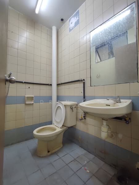 3 Storey Terrace 1700sf 6 Room Renovated Bukit Jambul Bayan Lepas untuk Untuk Disewa - RM 3,000 /bulan, Feb 2026 - Bathroom 2 - Ground Floor - PropertyGuru.com.my