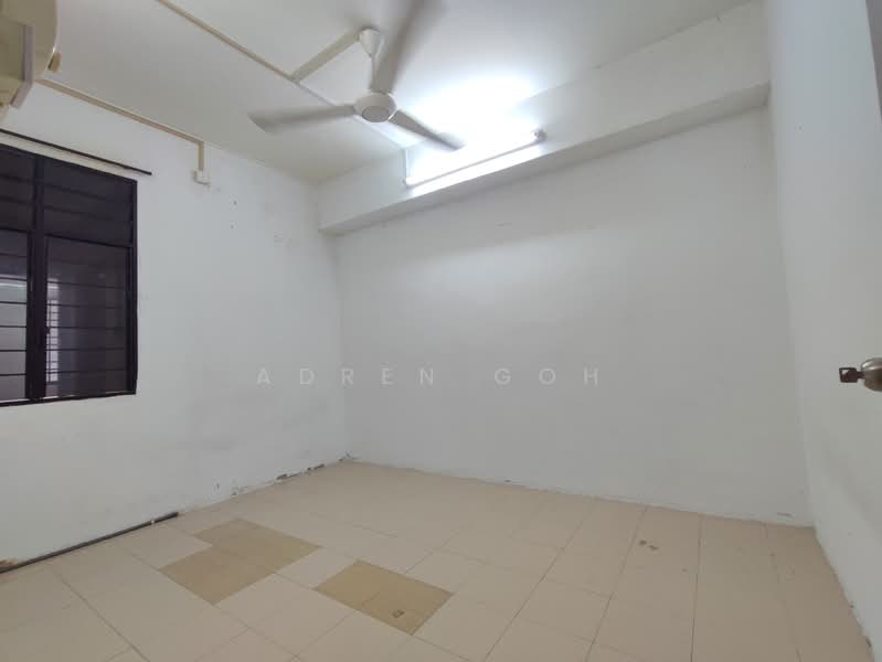3 Storey Terrace 1700sf 6 Room Renovated Bukit Jambul Bayan Lepas untuk Untuk Disewa - RM 3,000 /bulan, Feb 2026 - Bedroom 2 / Maid Room - Ground Floor - PropertyGuru.com.my