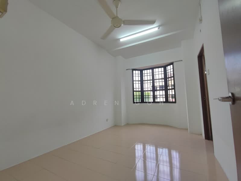 3 Storey Terrace 1700sf 6 Room Renovated Bukit Jambul Bayan Lepas untuk Untuk Disewa - RM 3,000 /bulan, Feb 2026 - Bedroom 3 - 1st Floor - PropertyGuru.com.my