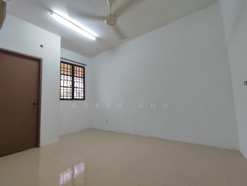 3 Storey Terrace 1700sf 6 Room Renovated Bukit Jambul Bayan Lepas untuk Untuk Disewa - RM 3,000 /bulan, Feb 2026 - Bedroom 4 - 1st Floor - PropertyGuru.com.my