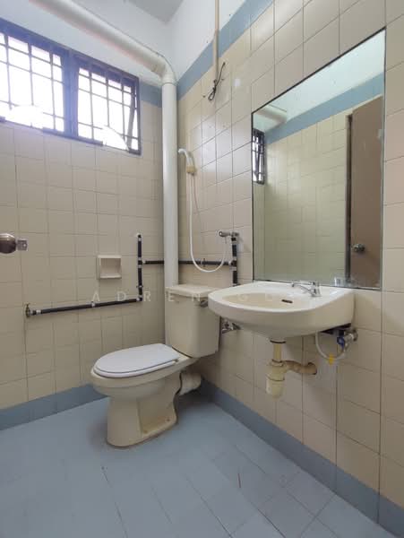 3 Storey Terrace 1700sf 6 Room Renovated Bukit Jambul Bayan Lepas untuk Untuk Disewa - RM 3,000 /bulan, Feb 2026 - Bathroom 3 - 2nd Floor - PropertyGuru.com.my