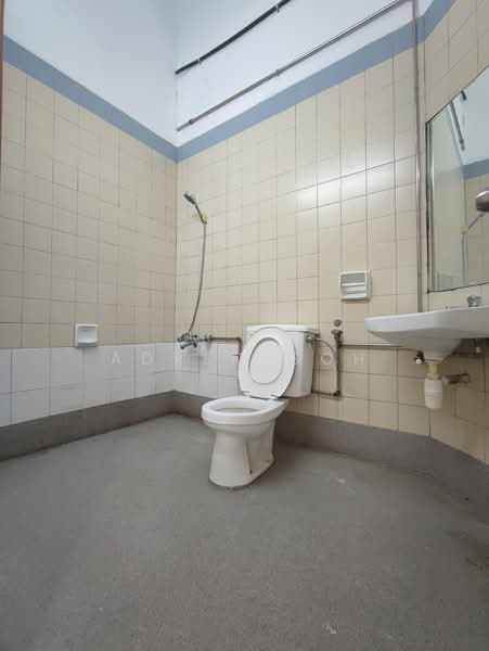 3 Storey Terrace 1700sf 6 Room Renovated Bukit Jambul Bayan Lepas untuk Untuk Disewa - RM 3,000 /bulan, Feb 2026 - Master Bathroom - PropertyGuru.com.my