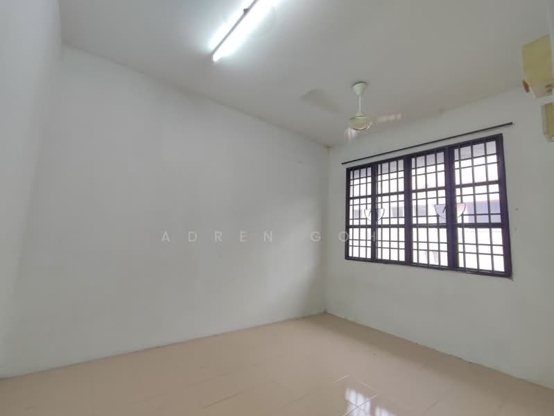 3 Storey Terrace 1700sf 6 Room Renovated Bukit Jambul Bayan Lepas untuk Untuk Disewa - RM 3,000 /bulan, Feb 2026 - Bedroom 5 - 2nd Floor - PropertyGuru.com.my