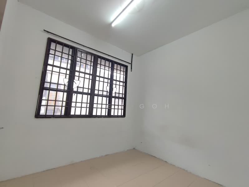 3 Storey Terrace 1700sf 6 Room Renovated Bukit Jambul Bayan Lepas untuk Untuk Disewa - RM 3,000 /bulan, Feb 2026 - Bedroom 6 - 2nd Floor - PropertyGuru.com.my