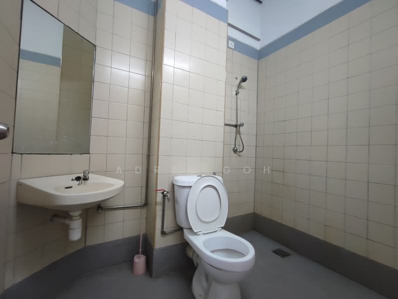 3 Storey Terrace 1700sf 6 Room Renovated Bukit Jambul Bayan Lepas untuk Untuk Disewa - RM 3,000 /bulan, Feb 2026 - Bathroom 4 - 2nd Floor - PropertyGuru.com.my