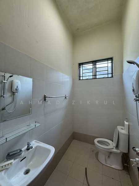 Berkembar Setingkat Sri Gading untuk Untuk Dijual - RM 400,000, Mac 2026 - Bathroom - PropertyGuru.com.my