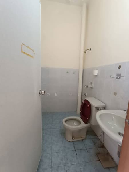 2-storey Terraced House for Sale in Taman Pelangi Indah (Ulu Tiram) - Kok Hui - Bathroom - PropertyGuru.com.my