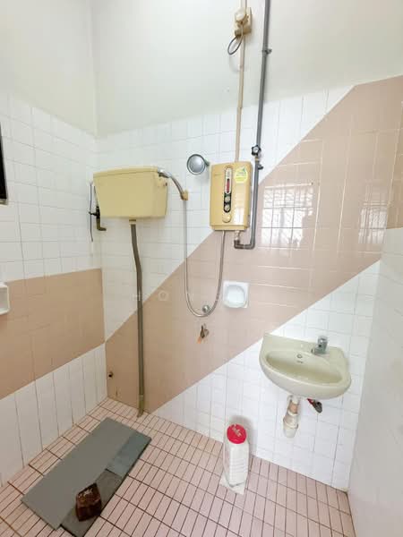 1-storey Terraced House for Sale in Taman Daya (Johor Bahru) - Hong . - Bathroom - PropertyGuru.com.my