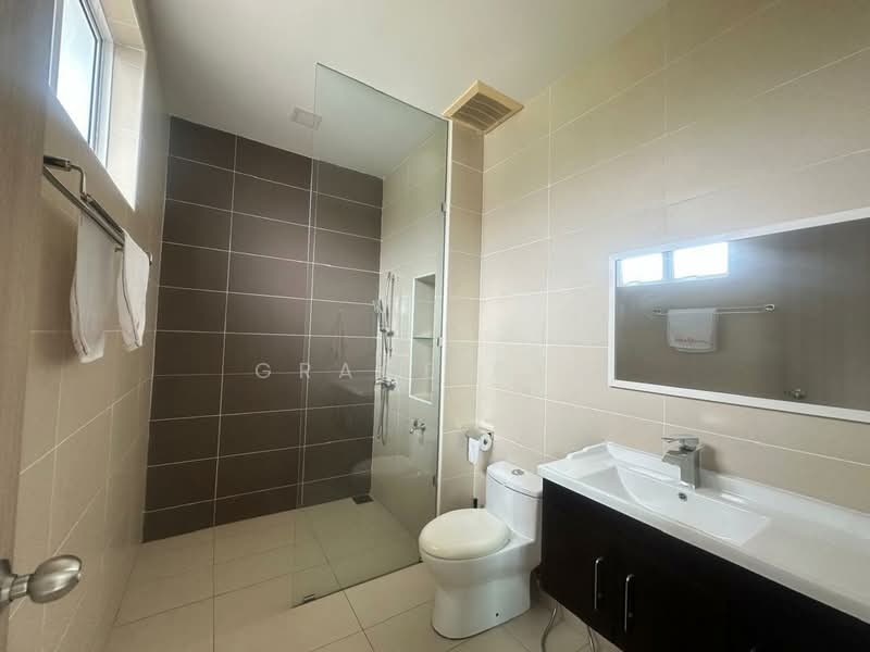 Bungalow for Sale in Taman Kluang Indah (Kluang) - Grace Fan - Bathroom - PropertyGuru.com.my