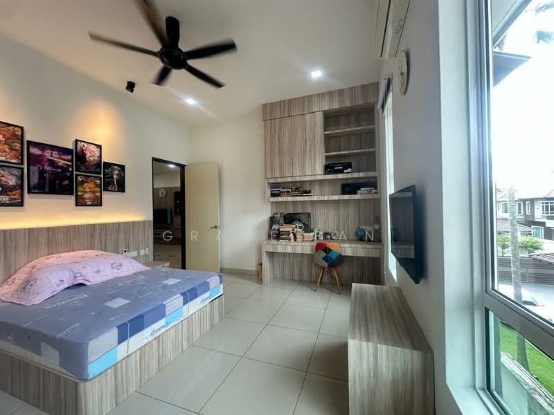 Bungalow for Sale in Taman Kluang Indah (Kluang) - Grace Fan - Bedroom - PropertyGuru.com.my