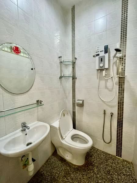 Taman Daya Taman Daya Tamans Dayas untuk Untuk Disewa - RM 1,800 /bulan, Feb 2026 - Bathroom - PropertyGuru.com.my