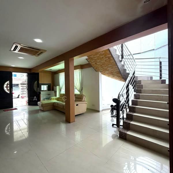 2-storey Terraced House for Sale in Taman Mount Austin (Tebrau) - Alicia Lian - Living Room - PropertyGuru.com.my