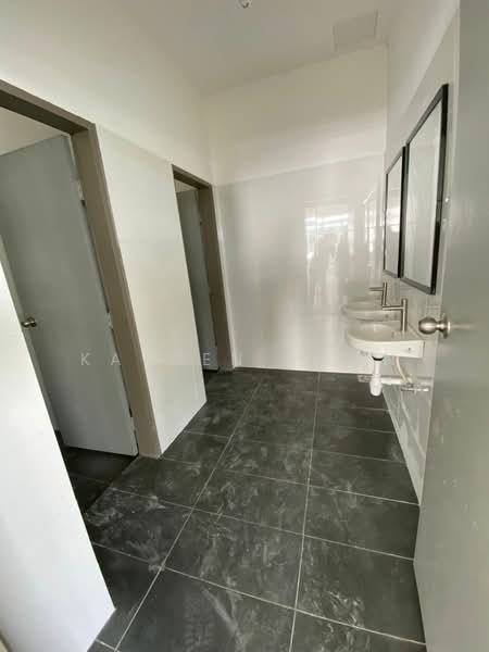 Impian Emas Jalan Selatan 11/x 3 storey Cluster Factory untuk Untuk Disewa - RM 13,000 /bulan, Mac 2026 - Bathroom - PropertyGuru.com.my