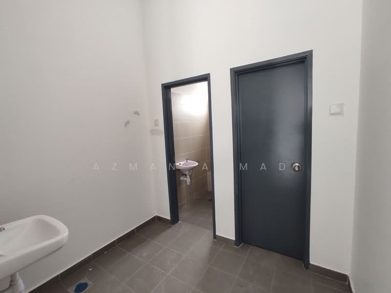Factory for Rent in Bandar Baru Nilai (Nilai) - Azman Ahmad - Bathroom - PropertyGuru.com.my